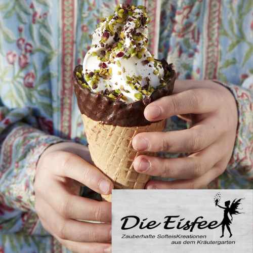 Eine Person hält ein leckeres Tüteneis in den Händen