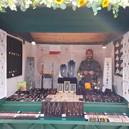 Andres Osorio steht in seinem Marktstand