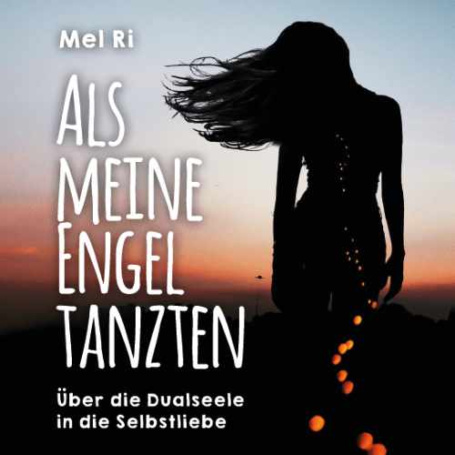 Sonnenuntergang. Eine Frau von hinten mit wehendem Haar