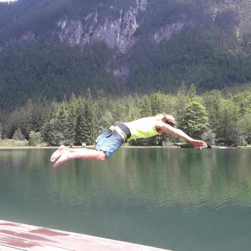 Menschen sitzen in einem Kreis am Boden