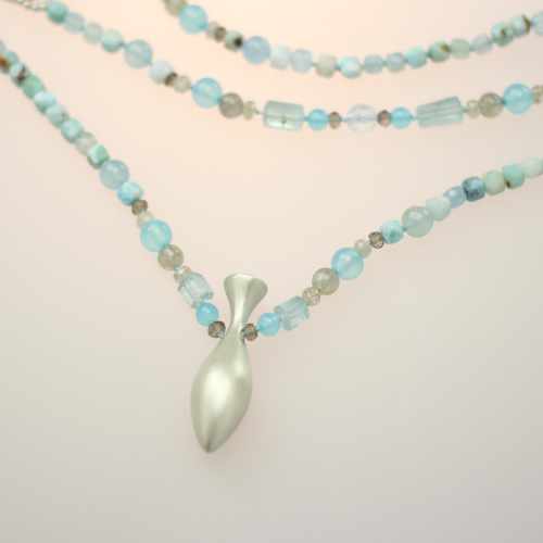 Kette mit blauen Mineralien (weiß nicht, wie die heißen, bin nur der Webdesigner.)