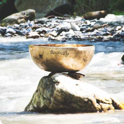 Bild von einer Klangschale am Seeufer