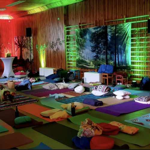 Bild von einem Raum mit Yogamatten