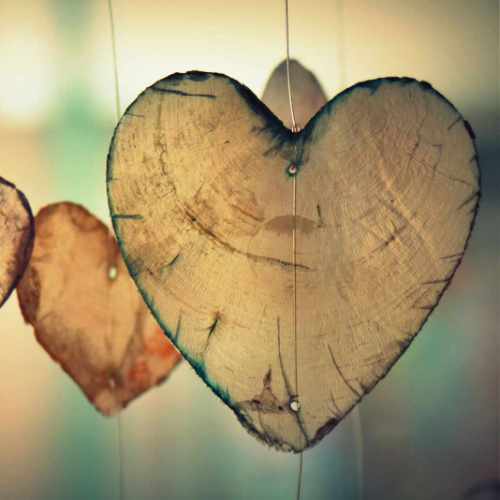 Bild von an Fäden aufgehängten hölzernen Herzen