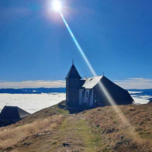 Bild einer Kapelle am Berg im Sonnenlicht
