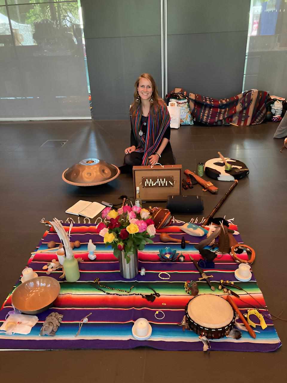 Klang- und Ritual-Setting im Saal: Handpan, Trommel und Zeremonie-Utensilien auf buntem Tuch.“